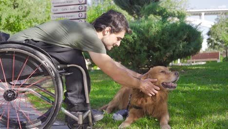Körperlich-Behinderter-Junger-Mann-Liebt-Hunde.